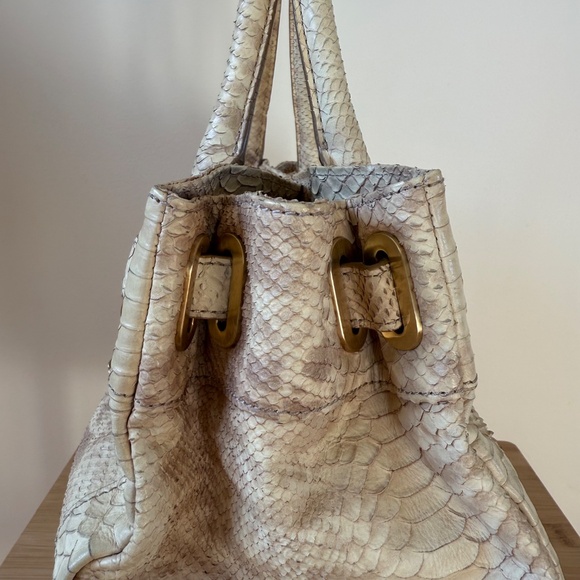 Large structured tote/satchel in pale cream-beige python-embossed leather - Picture 7 of 15
